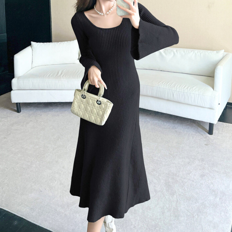 ブラックのリブニットワンピース|冬デートにおすすめの上品モテ服