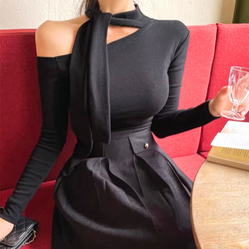 ブラックのリボントップスで大人っぽく色っぽい印象に。夜デートにもおすすめ。