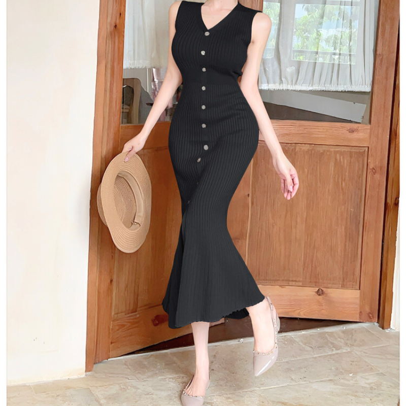 黒のノースリーブワンピでクールな大人の色気を演出