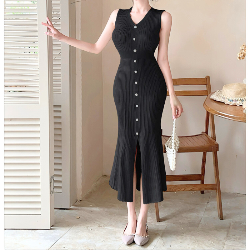 前スリットから覗く脚元が女性らしさを引き立てる黒ワンピース