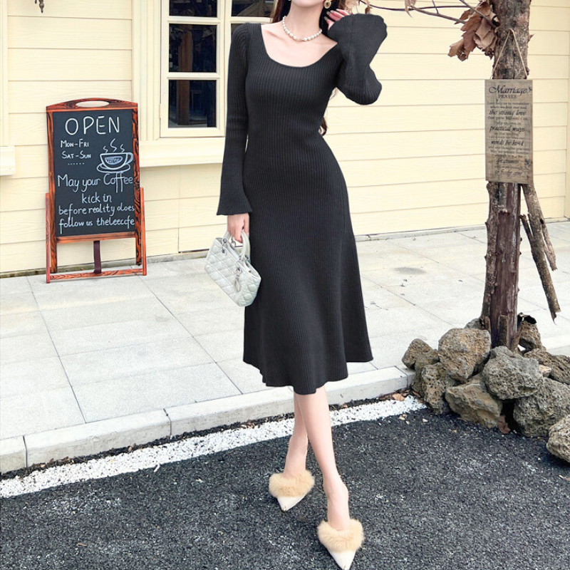 ブラックのリブニットワンピース|細見え効果抜群の好印象ファッション