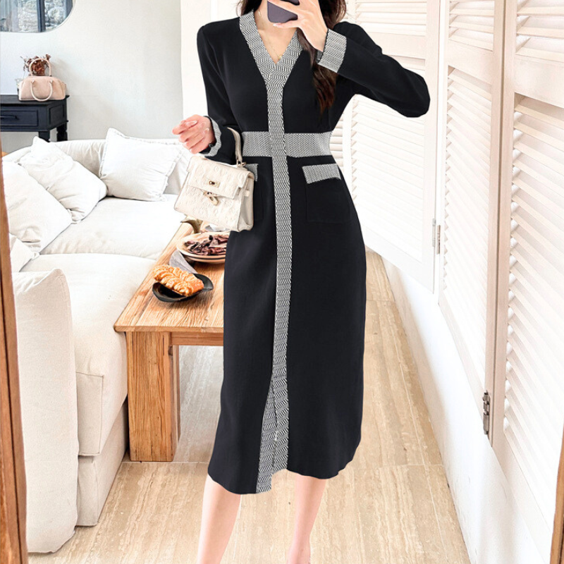 ブラックのVネックラインが美しい上品なニットワンピース。
