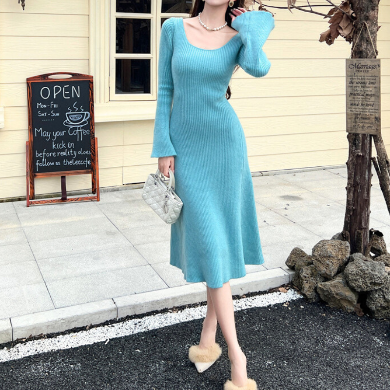 冬のデートにおすすめのブルーニットワンピース|上品で女性らしい印象に