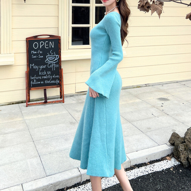ブルーのフレアラインニットワンピース|細見えするシルエットが魅力