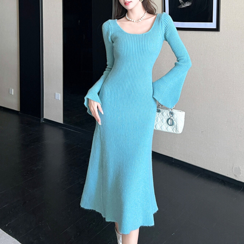 スクエアネックデザインが美しいブルーのニットワンピース