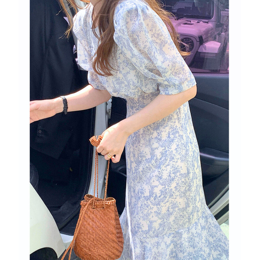 ブルートワル柄ロングワンピースの袖とウエスト周りアップ(ふんわりパフ袖)