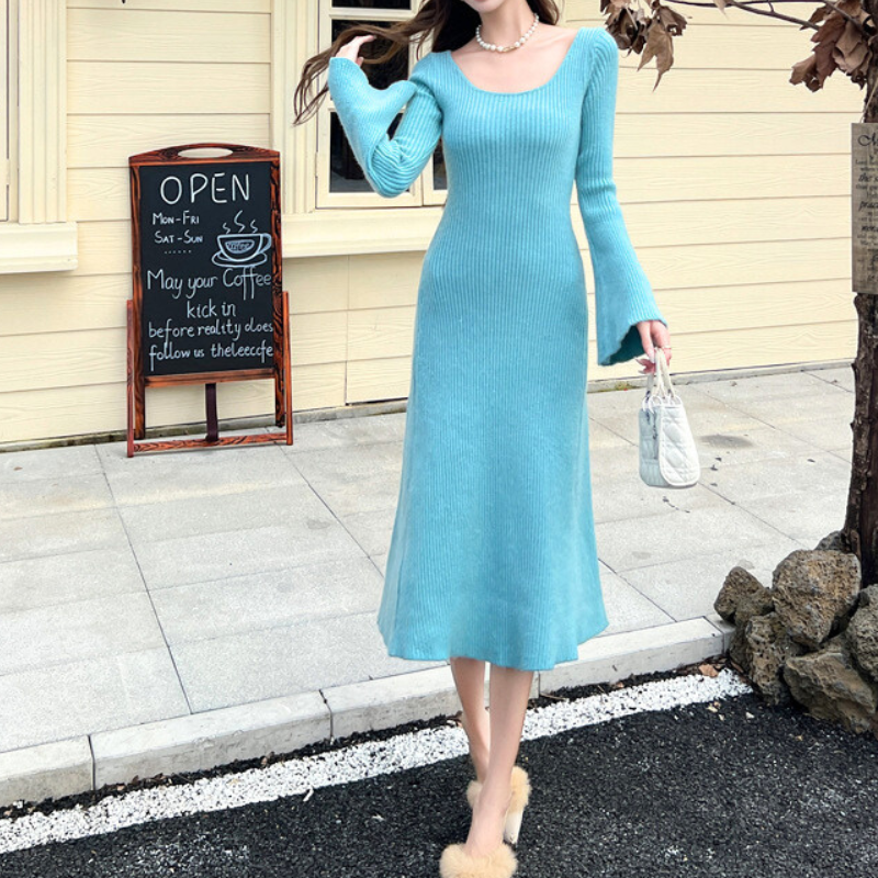 ブルーのリブニットワンピースを着た女性|冬の街歩きに映える上品シルエット
