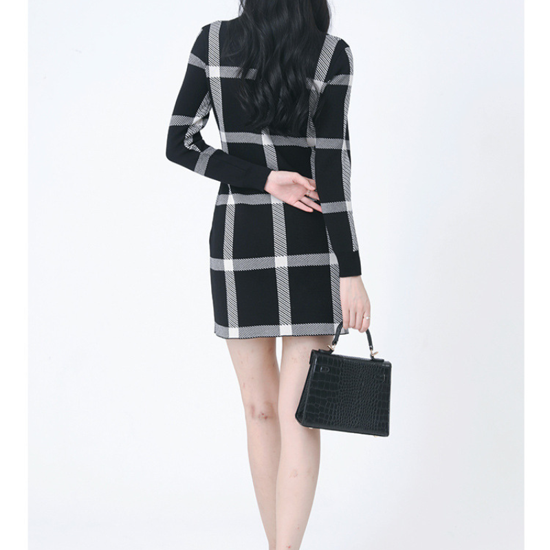 ボディラインが美しく見えるフィット感とクラシックな柄が魅力