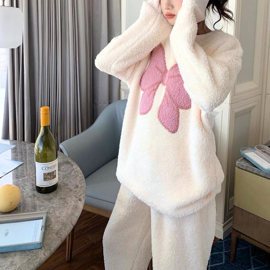 大きなピンクリボン柄が可愛い秋冬のもこもこルームウェアを着た女性|男ウケ部屋着・彼氏ウケルームウェア