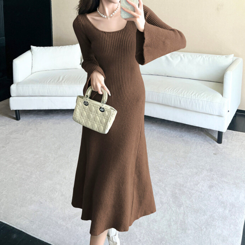ブラウンのニットワンピースを着た女性|大人可愛い秋冬スタイル