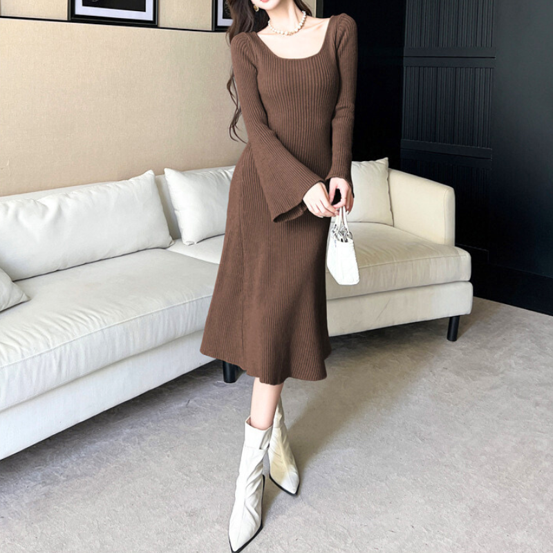 ブラウンのベルスリーブニットワンピース|あたたかみある秋冬スタイル