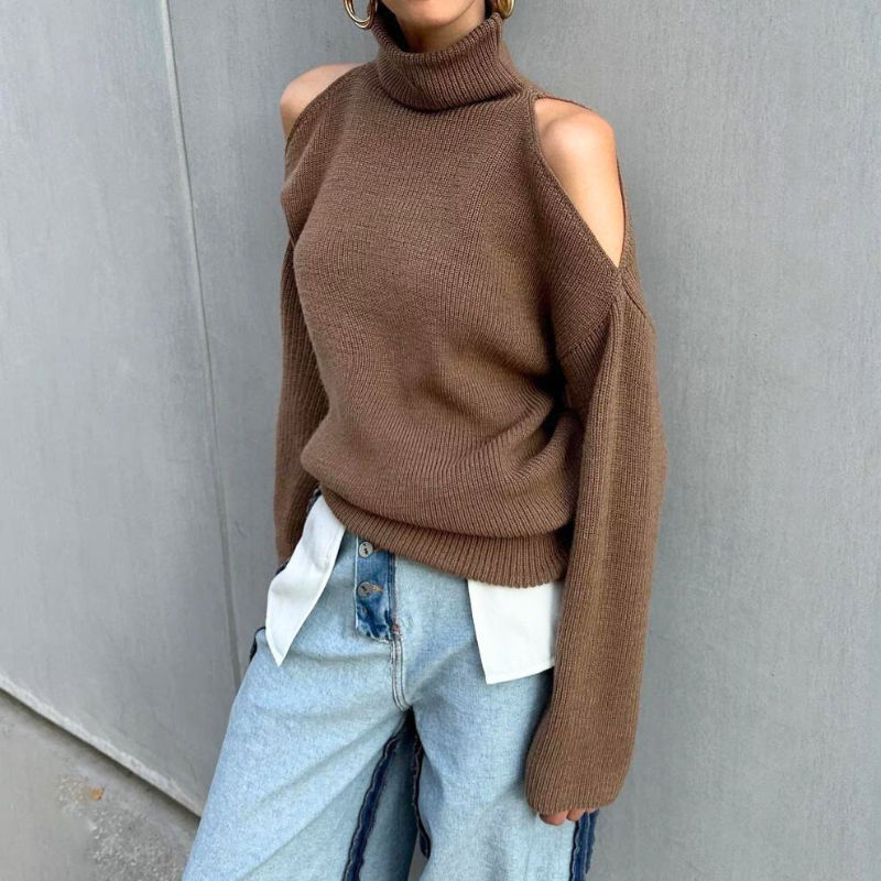 ブラウンのカットアウトショルダーニットトップスを着た女性|タートルネック×抜け感の秋冬デート服