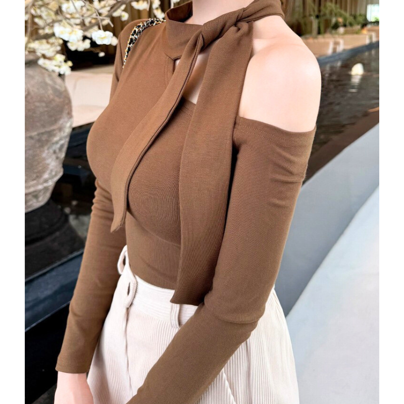 落ち着いたブラウンカラーが大人っぽい印象に。上品なデート服として人気。