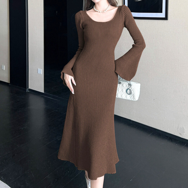 ブラウンのベルスリーブワンピース|フェミニンな印象を与える秋冬ファッション