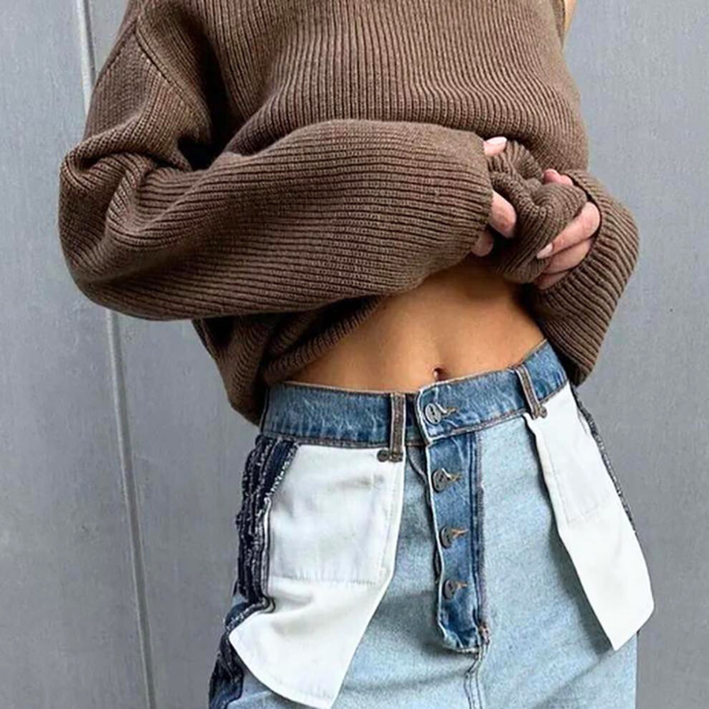 ニットの裾を持ち上げた女性|リラックス感と色気を両立する彼ウケコーデ