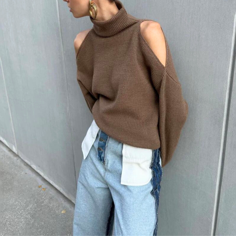 ブラウンのタートルネックニットにデニムを合わせた女性|こなれ感のあるカジュアルデートコーデ