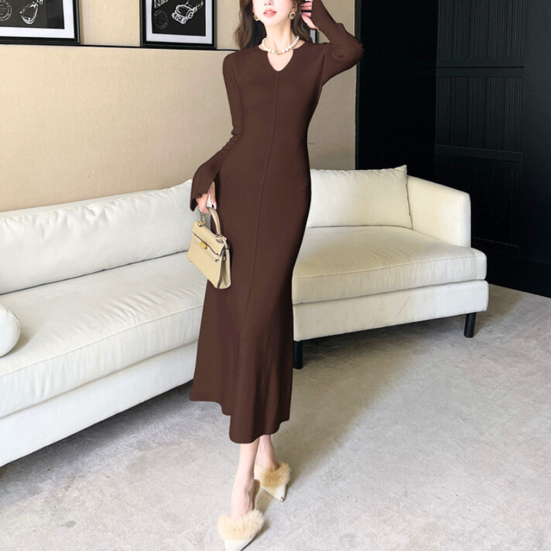深みのあるブラウンで大人っぽく見せるマーメイドニットワンピース