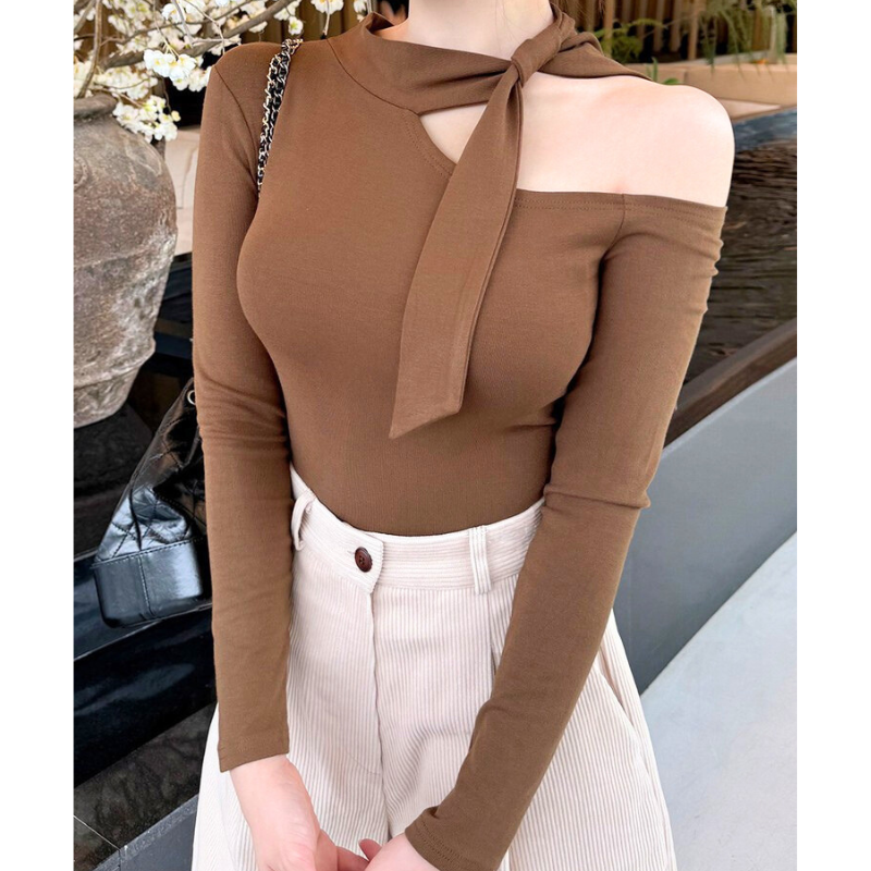 片肩をさりげなく見せるブラウンのアシンメトリートップス。大人っぽく色気を演出。