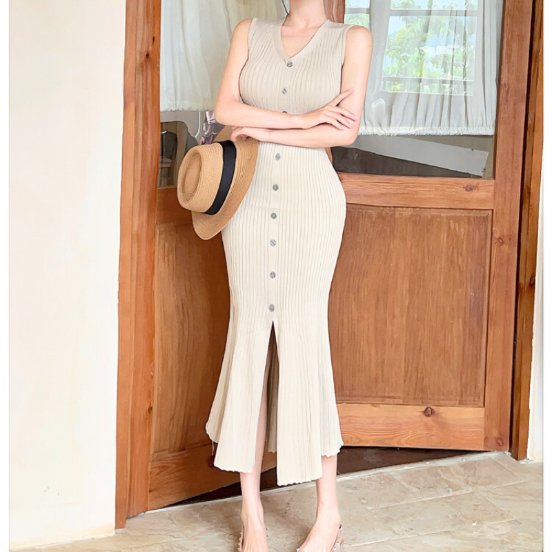 前ボタン付きで上品さを演出する夏のノースリーブワンピース