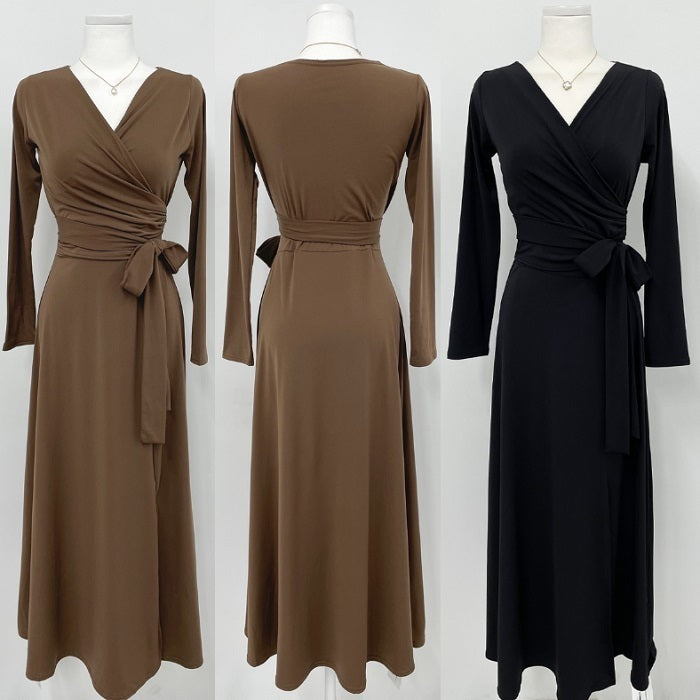 マネキンに着用されたブラウンとブラックのカシュクールVネック スリットロングワンピース、ボディラインを強調するフォルム
