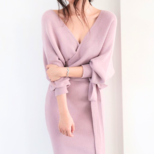 カシュクール深Vデザインのスリット入りニットワンピース。美デコルテと細見えシルエットが映える春秋冬ワンピ。