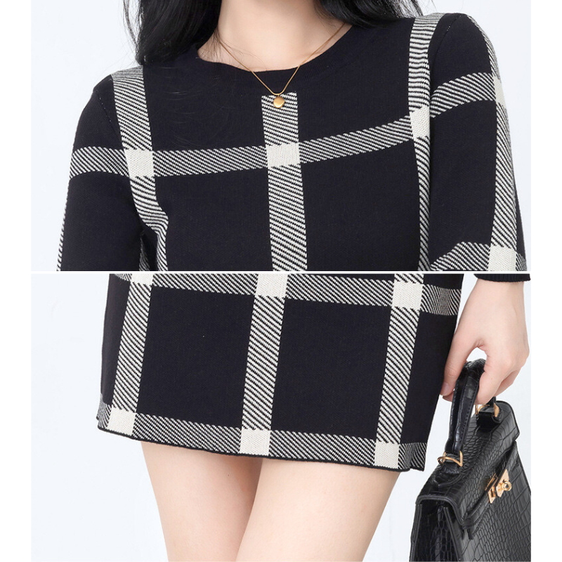 チェックワンピースのディテールアップ。しっかりした厚手ニット素材