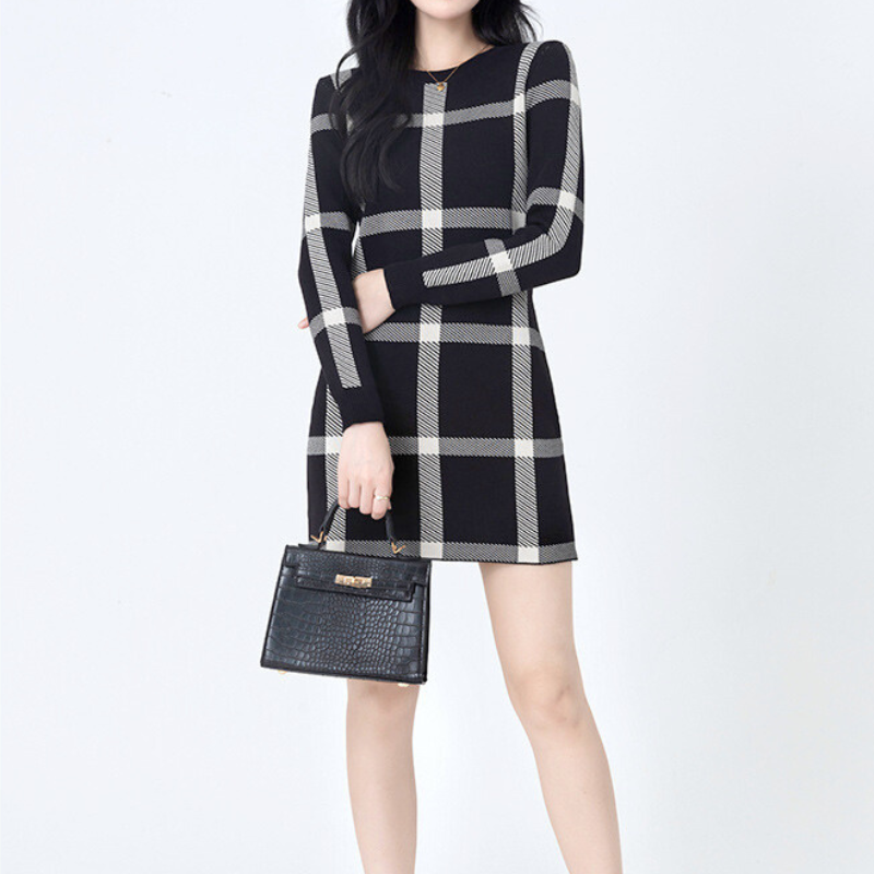 チェック柄ニットワンピースを正面から着用したコーデ。30代女性に人気の秋冬モテ服