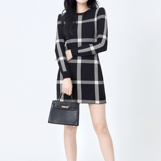 チェック柄ニットワンピースを正面から着用したコーデ。30代女性に人気の秋冬モテ服