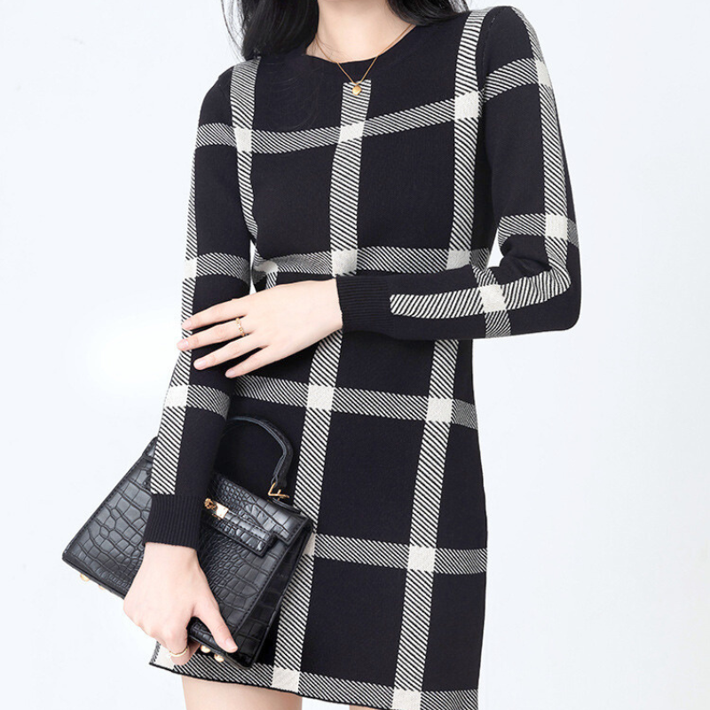 シンプルながら存在感あるチェックワンピで大人の余裕を演出