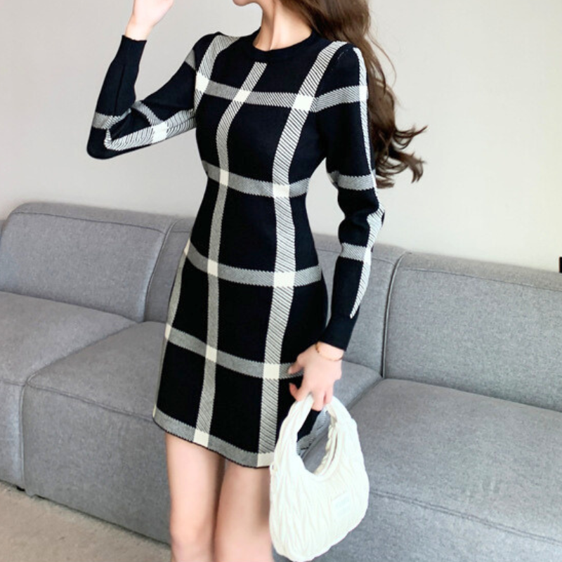 チェック柄ニットワンピで作るスタイルアップ効果抜群のシルエット