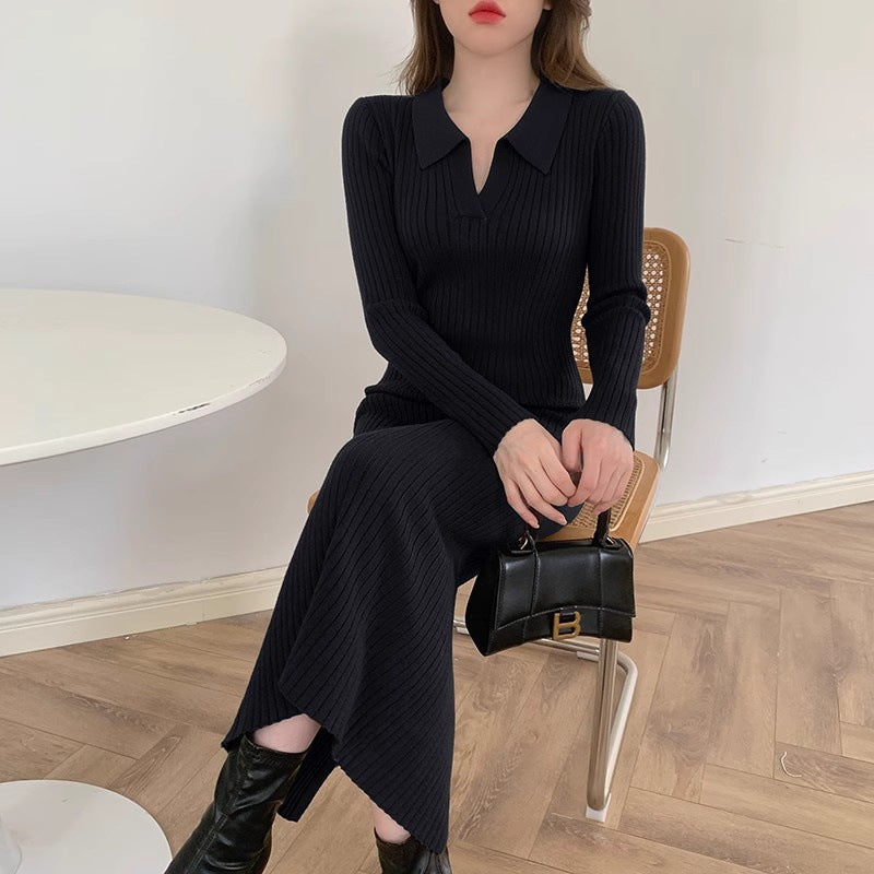 ブラックのワンピースを椅子に座って着用したコーデ例。細見え効果を強調