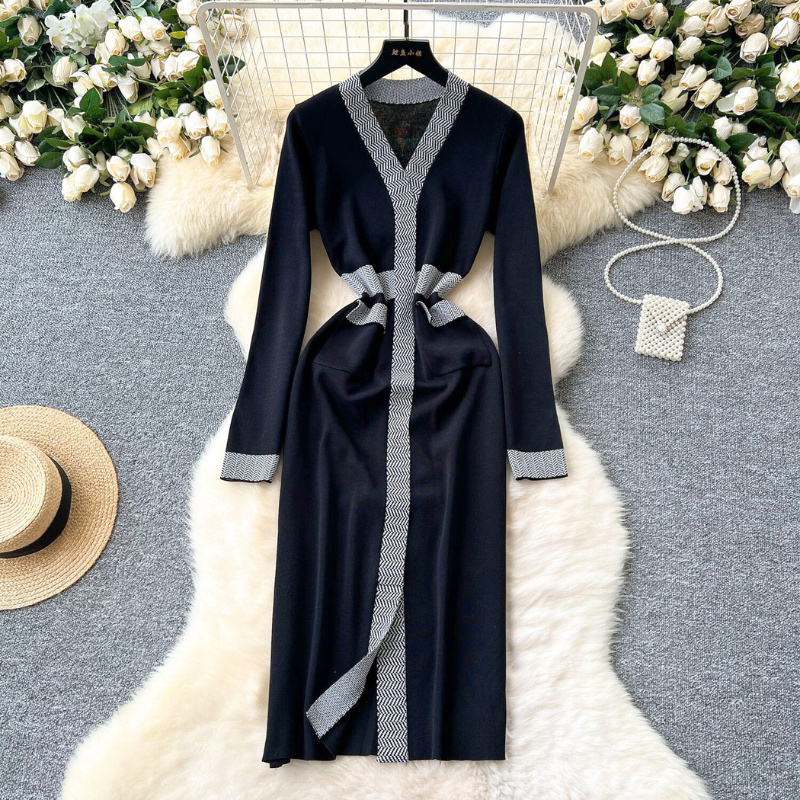 フロントラインがスタイルアップを叶える配色ニットワンピース。