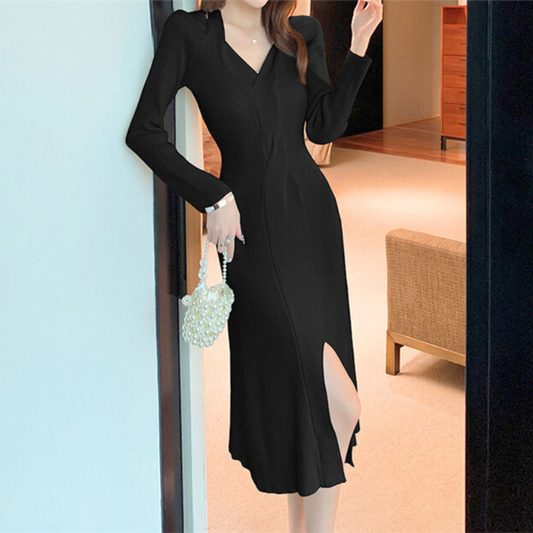 斜めから見たブラックワンピースで、Vネックのカットアウト部分とフロントスリットが強調される