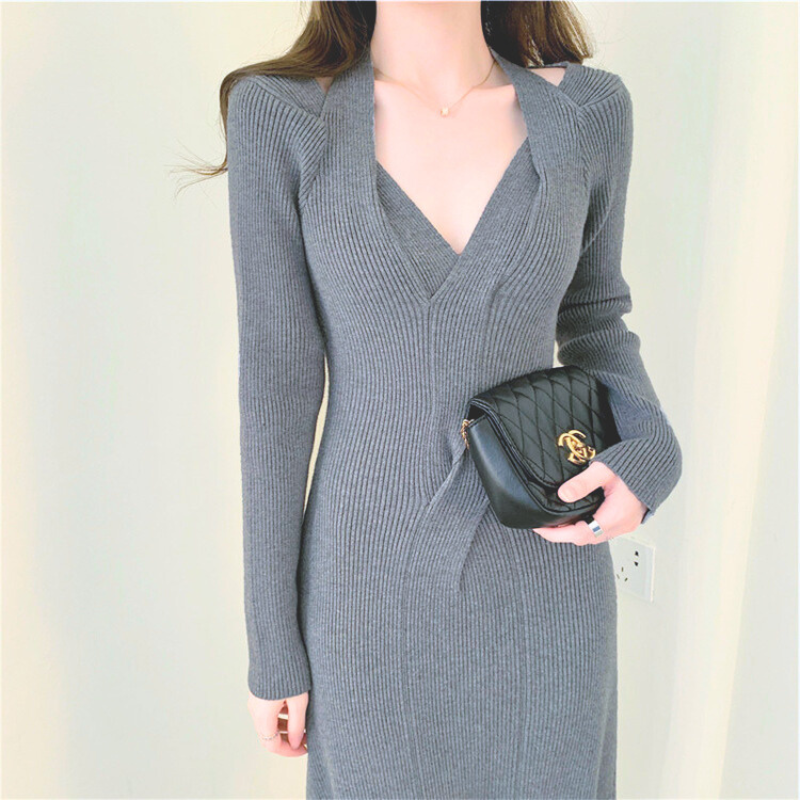 グレーワンピースの胸元をクローズアップし、編み込みデザインがポイントのカットアウト部分が見える