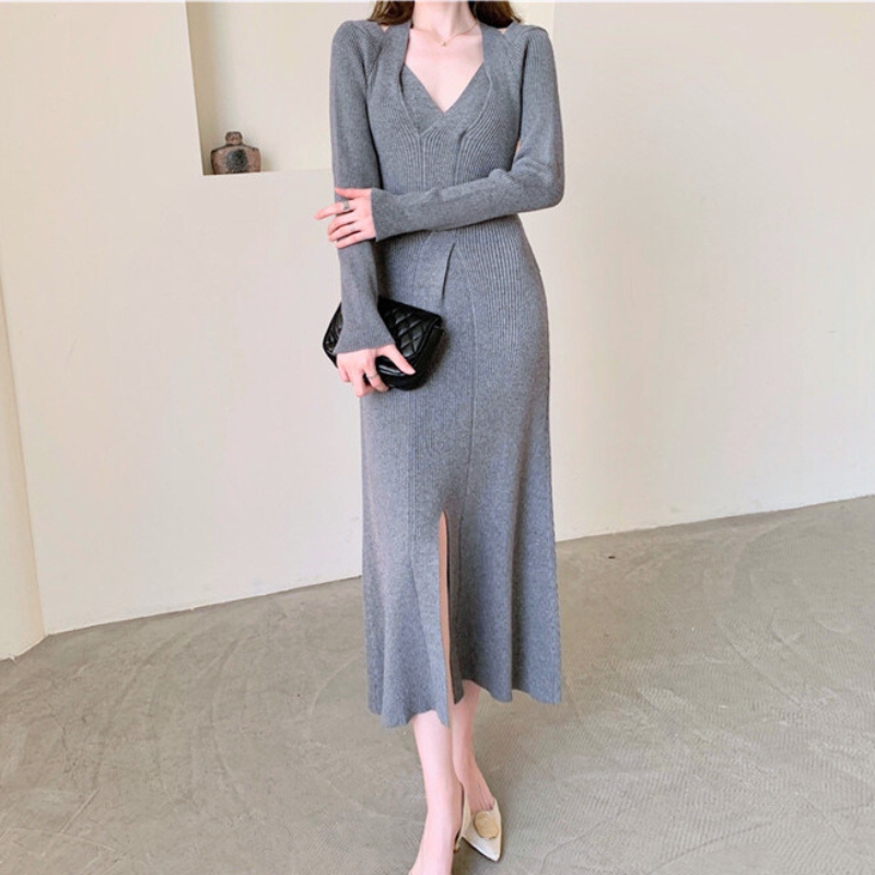 グレーのカットアウトVネックフロントスリットニットワンピースを正面から撮影し、落ち着いたカラーが魅力