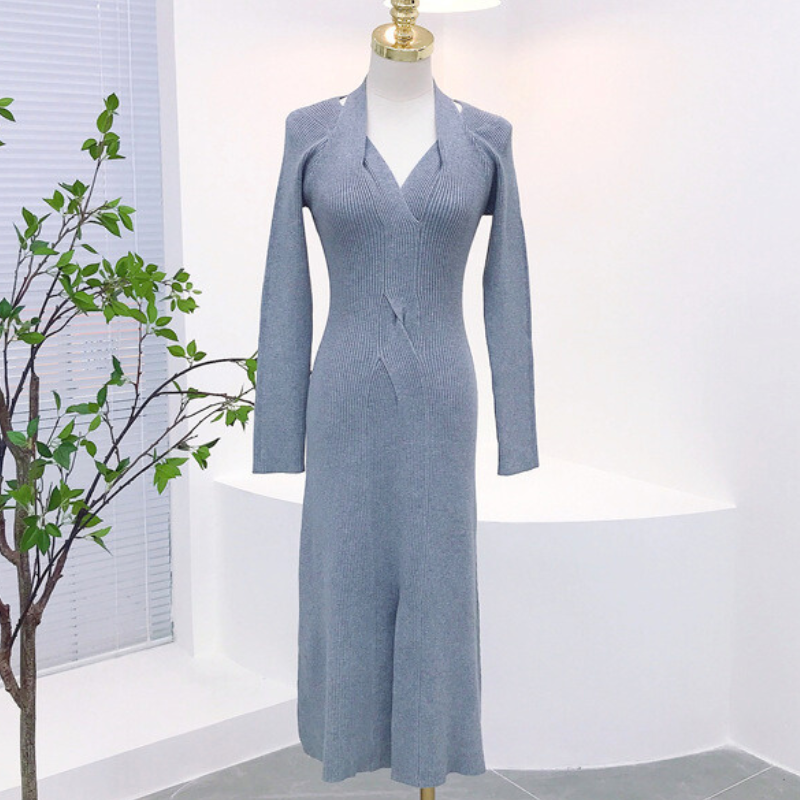 マネキンに着せられたグレーカラーのドリブニットワンピース、首元のデザインが際立つ