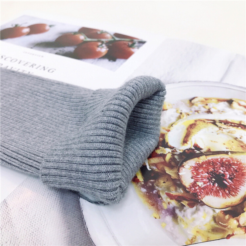 グレーリブニットワンピースの袖部分のニット生地をクローズアップし、程よい厚みのニット生地を強調