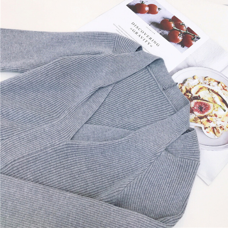 リブニットの質感をクローズアップし、厚みや編み込みデザインのディテールを強調