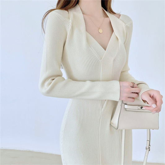 ホワイトワンピースの胸元をクローズアップし、編み込みデザインとVネックのカットアウトが映える