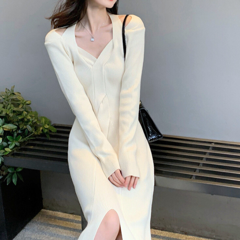 座りながらホワイトワンピースを着用した様子で、スリットの動きとタイトなウエストラインを強調