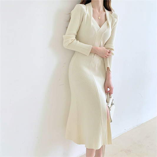 斜めから見たホワイトワンピースで、デコルテカットアウトとスリットの組み合わせが上品な色気を引き立てる