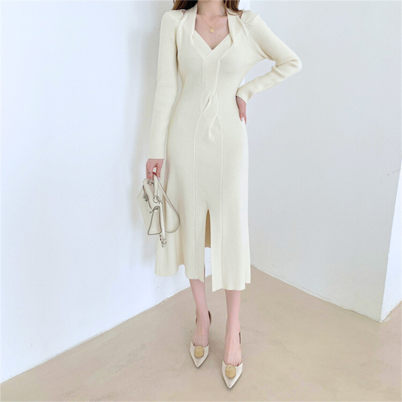 歩きながらホワイトワンピースを着用した様子で、スリットの動きとタイトなウエストラインを強調