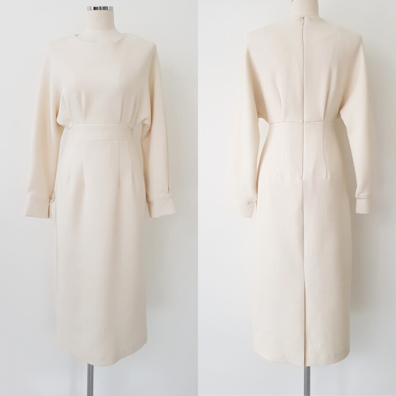 マネキンにベージュを着せた前後比較ショット