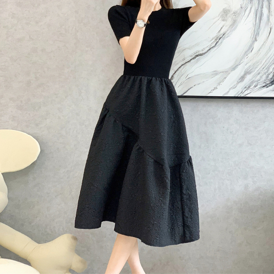 ハイネックニット×フレアスカートを正面から撮影したブラックワンピース