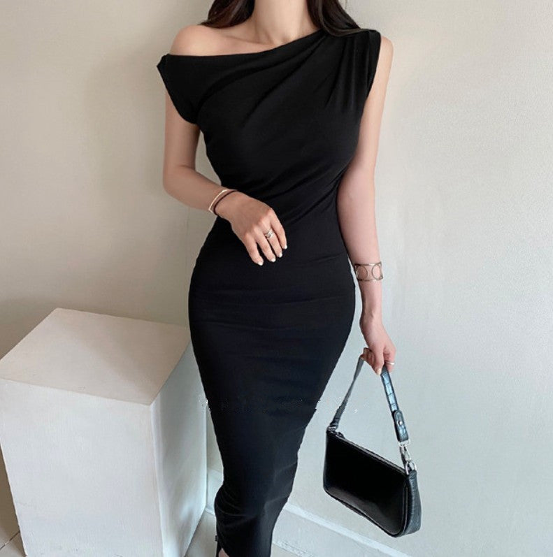 ブラックのドレープネックワンピースのウエスト部分をクローズアップし、細見え効果をアピール