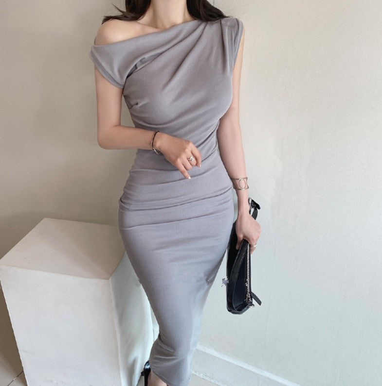 グレーのワンピース上半身をクローズアップし、ドレープネックとタイトシルエットが際立つ