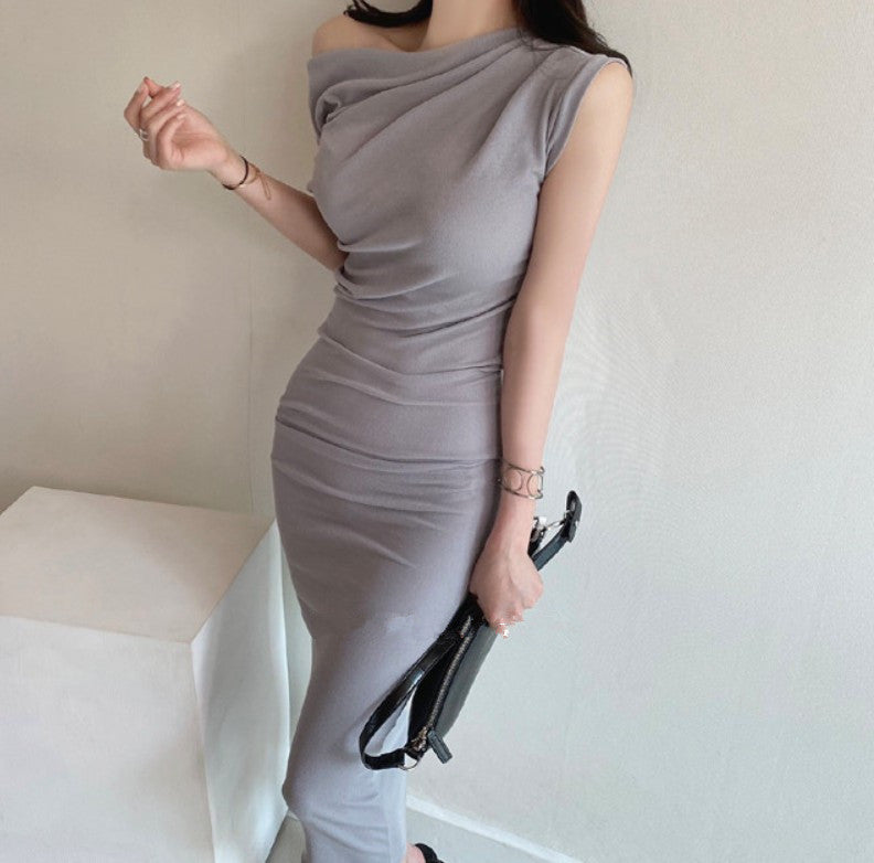 斜めから撮影したグレーワンピースで、首元のドレープが大人の色気を演出