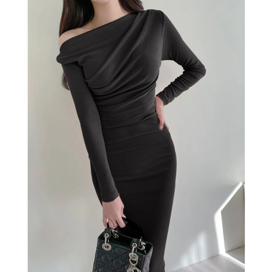 斜めから見たブラックワンピースで、首元のドレープとタイトなウエストラインが強調される