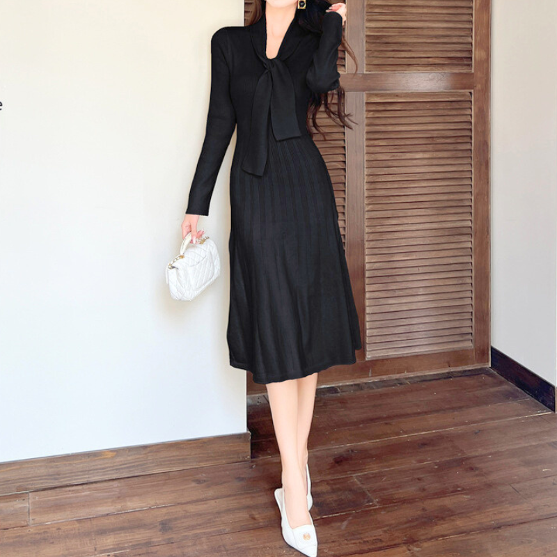 黒リボンタイニットワンピースを着た女性|上品で洗練された印象に