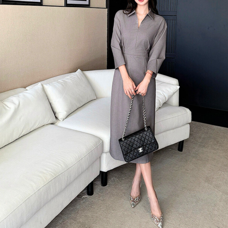 ソファに座る上品な女性コーデ キーネックワンピース 春秋スタイル